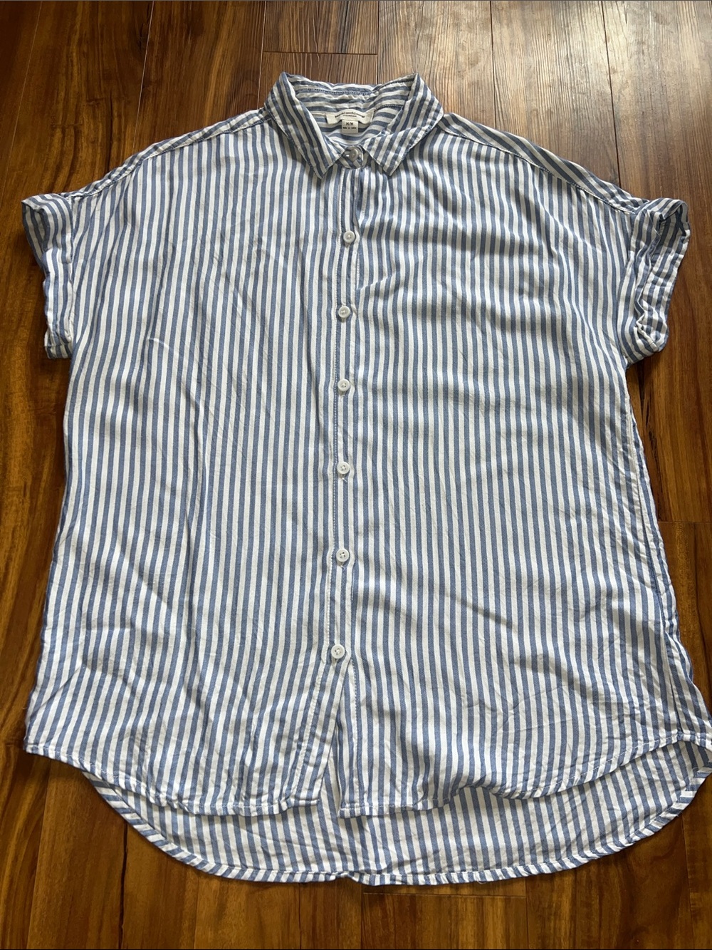 BeachLunchLounge blue and white vertical striped short sleeve button up medium